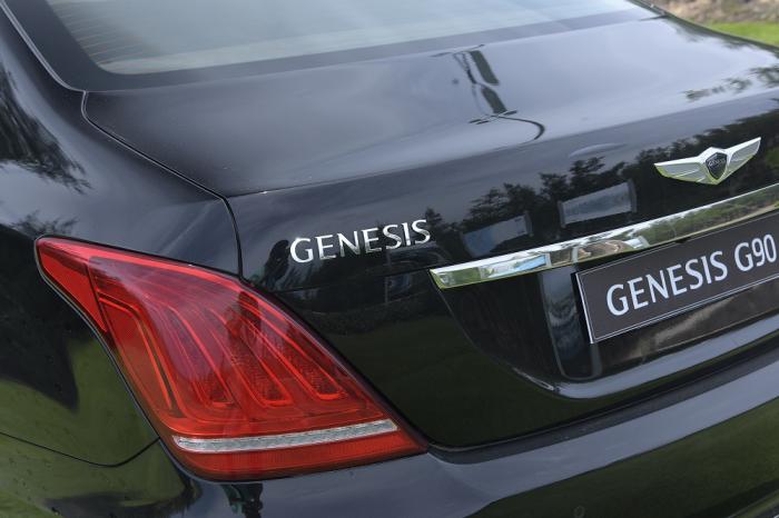 Mục sở thị xe Sedan hạng sang Genesis G90 của Hyundai đầu tiên tại VN