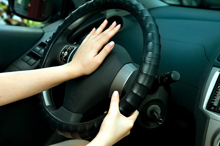 Kinh nghiệm lái xe an toàn hữu ích - sử dụng còi, đèn,...