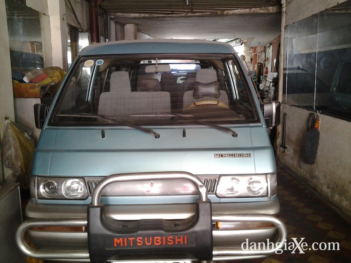 Xe 9 chỗ Mitsubishi L300 hiếm gặp tại Việt Nam