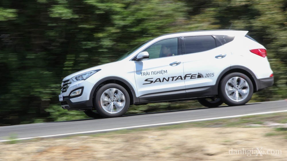 Chọn mua Hyundai SantaFe 2017 hay Toyota Fortuner 2017?