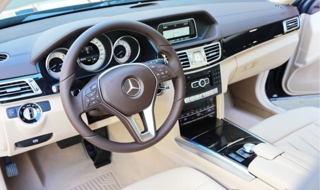Giá xe Mercedes E200 2015 đã qua sử dụng màu Đen nội thất Kem