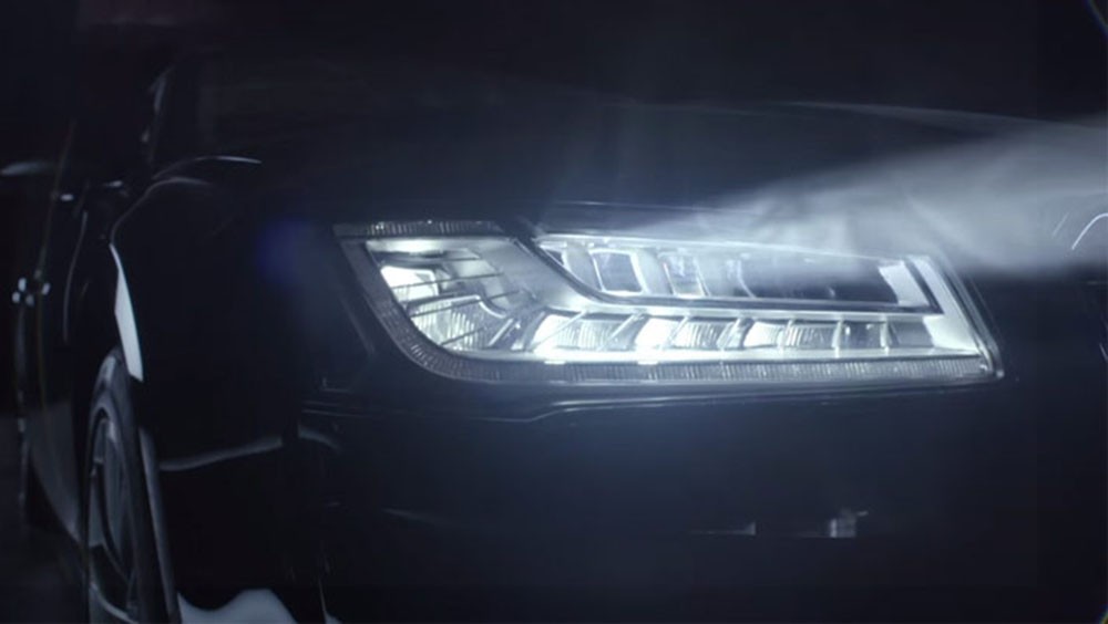 Матричные фары что это. Матричные фары Audi q7. Audi a8 матричные фары. Audi a8 d4 Matrix led. Фара Audi a8 led.