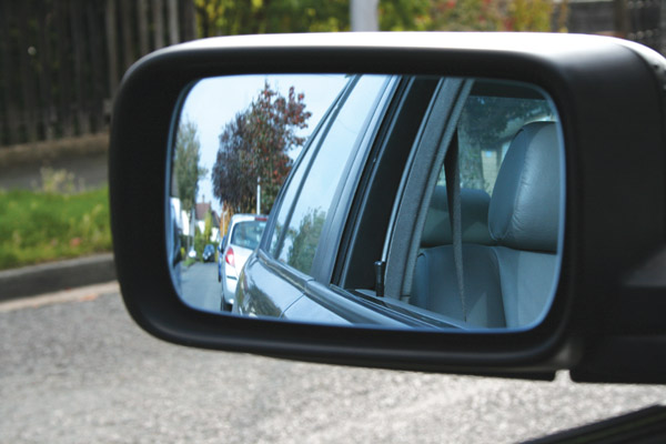 Những kinh nghiệm lái xe cho tài mới - tập nhìn gương