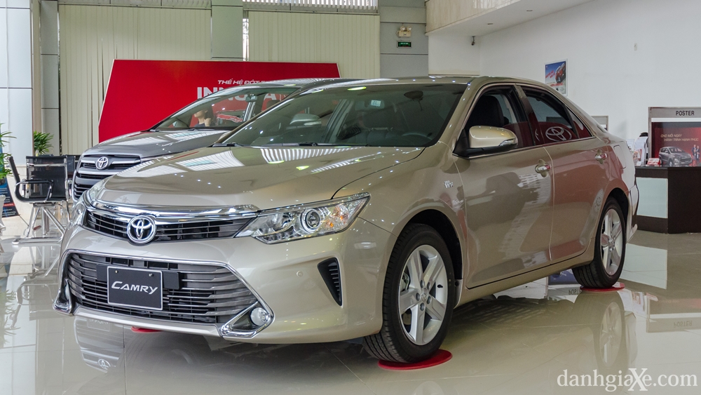 Toyota Việt Nam ra mắt Camry 2018 mới giá từ 997 triệu đồng
