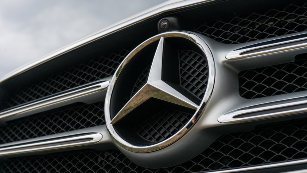 Giá xe cộ Mercedes 2023  tặng thêm ưu điểm yếu kém từng dòng