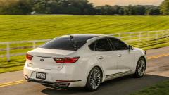 2017-Kia-Cadenza-SXL-rear-three-quarter-02.jpg