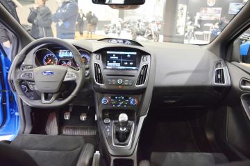 2017-Ford-Focus-RS-interior-dashboard-at-2016-Bologna-Motor-Show.jpeg